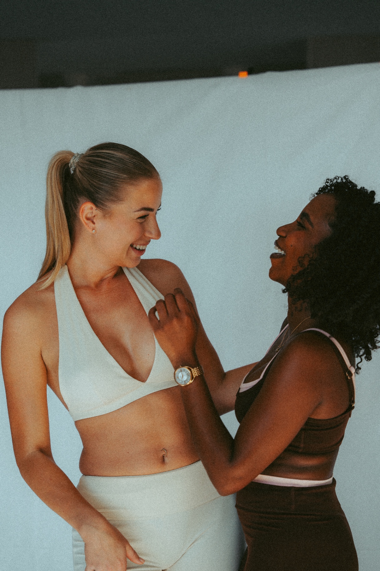 Zwei Frauen lachen gemeinsam im Studio